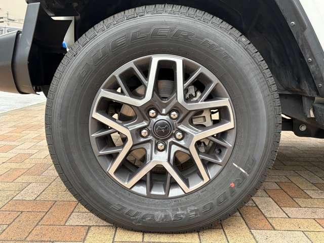 ジープ・ラングラーアンリミテッド サハラ　認定中古車　２．０Ｌターボモデル　前期最終モデル　フロント・サイドカメラ　ブラインドスポットモニター　シートヒーター・ハンドルヒーター　後期純正ホイール　禁煙車（17枚目）