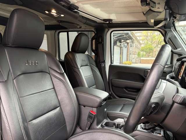 ジープ・ラングラーアンリミテッド サハラ　認定中古車　２．０Ｌターボモデル　前期最終モデル　フロント・サイドカメラ　ブラインドスポットモニター　シートヒーター・ハンドルヒーター　後期純正ホイール　禁煙車（18枚目）