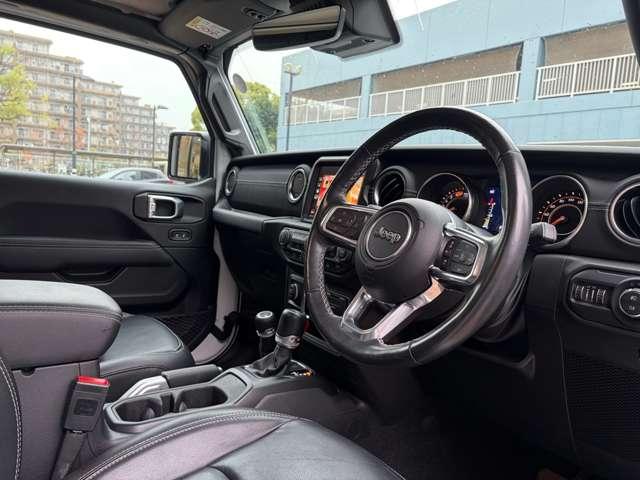 ジープ・ラングラーアンリミテッド サハラ　認定中古車　２．０Ｌターボモデル　前期最終モデル　フロント・サイドカメラ　ブラインドスポットモニター　シートヒーター・ハンドルヒーター　後期純正ホイール　禁煙車（19枚目）