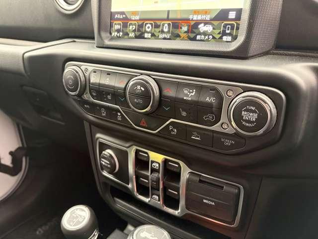 ジープ・ラングラーアンリミテッド サハラ　認定中古車　２．０Ｌターボモデル　前期最終モデル　フロント・サイドカメラ　ブラインドスポットモニター　シートヒーター・ハンドルヒーター　後期純正ホイール　禁煙車（25枚目）