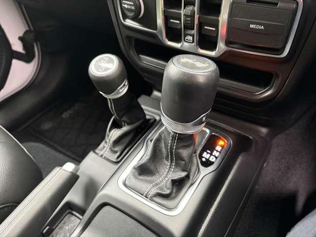 ジープ・ラングラーアンリミテッド サハラ　認定中古車　２．０Ｌターボモデル　前期最終モデル　フロント・サイドカメラ　ブラインドスポットモニター　シートヒーター・ハンドルヒーター　後期純正ホイール　禁煙車（26枚目）