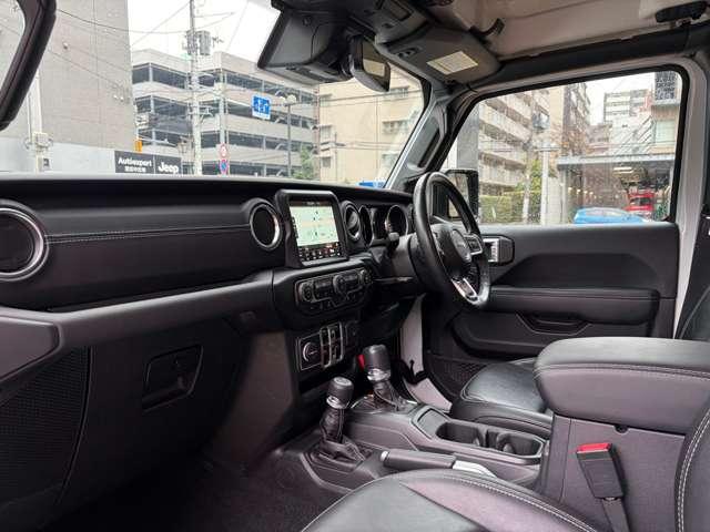 ジープ・ラングラーアンリミテッド サハラ　認定中古車　２．０Ｌターボモデル　前期最終モデル　フロント・サイドカメラ　ブラインドスポットモニター　シートヒーター・ハンドルヒーター　後期純正ホイール　禁煙車（29枚目）