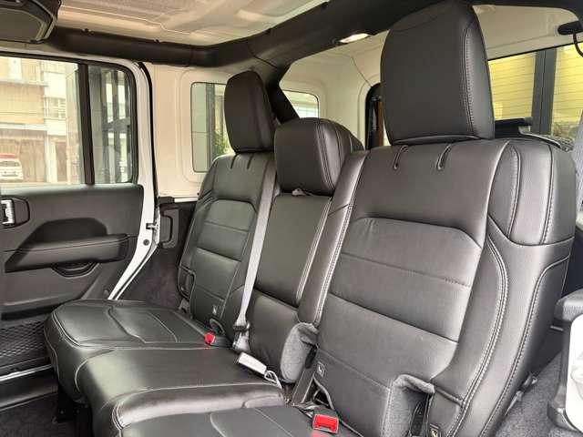 ジープ・ラングラーアンリミテッド サハラ　認定中古車　２．０Ｌターボモデル　前期最終モデル　フロント・サイドカメラ　ブラインドスポットモニター　シートヒーター・ハンドルヒーター　後期純正ホイール　禁煙車（30枚目）