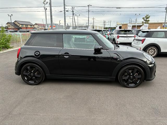 MINI クーパーS クラシック・トリム MINI認定中古車 MININEXT保証2年 ETC2.0 クラシックトリム HDDナビゲーション 前後PDC+バックカメラ LEDヘッドライト 17インチアロイ 運転席・助手席シートヒーター(4枚目)