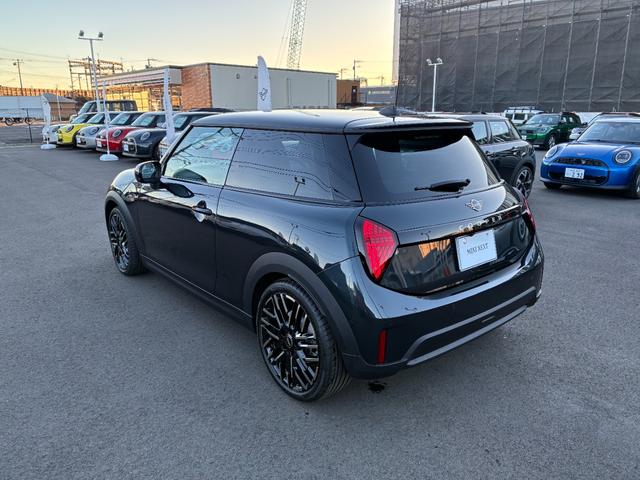 ＭＩＮＩ クーパーＳ　フェイバリット・トリム　ＭＩＮＩ認定中古車　ＭＩＮＩＮＥＸＴ保証　新車保証継承　フェイバードトリム　Ｍパッケージ　１８インチアロイ　ＥＴＣ２．０　クラウドナビゲーション　アップルカープレイ　アンドロイドオート　全周囲カメラ（7枚目）