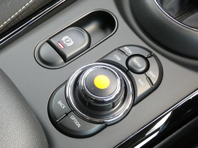 ＭＩＮＩ クーパー　クラブマン　正規認定中古車　保証整備付　ナビ　ＥＴＣ　バックカメラ　衝突軽減ブレーキ　アイドリングストップ　障害物ソナー　アダプティブクルコン　ＬＥＤライト　純正ホイール（20枚目）