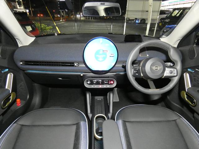 �C���p�l����́A�l�h�m�h�̐̂Ȃ���̃f�U�C���𓥏P���A�~�`�̗L�@�d�k�Z���^�[�f�B�X�v���C�Ȃǂ���������Ă��܂��I