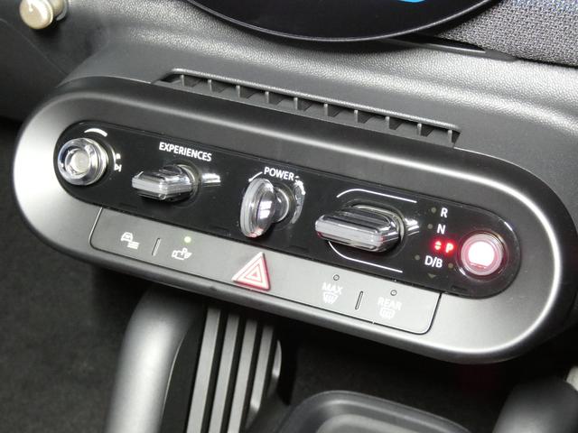 �G���W���X�^�[�g�^�X�g�b�v�̃g�O���X�C�b�`��G�A�R���̃{�^���Ȃǂ́A�Z���^�[�p�l���ɏW�񂳂�Ă��܂��I