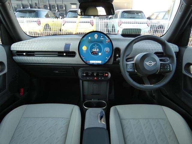 ＭＩＮＩ クーパーＣ　フェイバード・トリム　正規認定中古車　保証整備付　弊社試乗車　ナビ　ＥＴＣ　バックカメラ　衝突軽減ブレーキ　アイドリングストップ　障害物ソナー　レーンキープ　アダプティブクルコン　ＬＥＤライト　純正ホイール（3枚目）