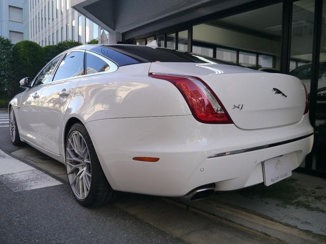 XJ XJ プレミアムラグジュアリー コンビハンドル ブラックレザーシート 電動シート インテリア20AW 純正ナビ TV シートエアコン シートヒーター ディーラー記録簿 バックカメラ アイドリングストップ クルーズコントロール(8枚目)