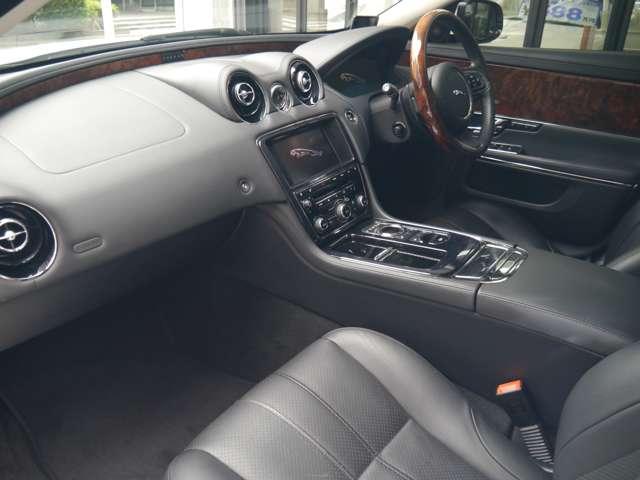 XJ XJ プレミアムラグジュアリー コンビハンドル ブラックレザーシート 電動シート インテリア20AW 純正ナビ TV シートエアコン シートヒーター ディーラー記録簿 バックカメラ アイドリングストップ クルーズコントロール(12枚目)