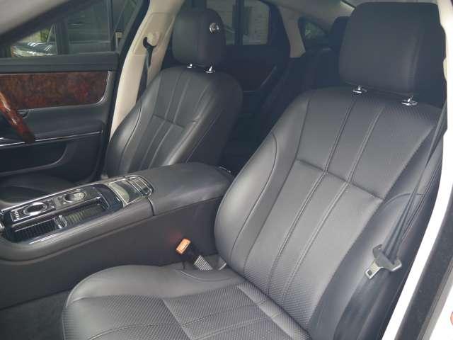 XJ XJ プレミアムラグジュアリー コンビハンドル ブラックレザーシート 電動シート インテリア20AW 純正ナビ TV シートエアコン シートヒーター ディーラー記録簿 バックカメラ アイドリングストップ クルーズコントロール(17枚目)