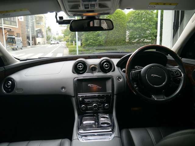 XJ XJ プレミアムラグジュアリー コンビハンドル ブラックレザーシート 電動シート インテリア20AW 純正ナビ TV シートエアコン シートヒーター ディーラー記録簿 バックカメラ アイドリングストップ クルーズコントロール(22枚目)