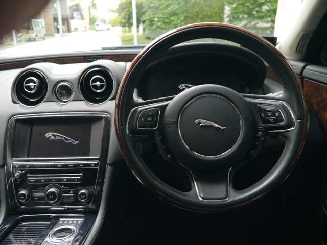 XJ XJ プレミアムラグジュアリー コンビハンドル ブラックレザーシート 電動シート インテリア20AW 純正ナビ TV シートエアコン シートヒーター ディーラー記録簿 バックカメラ アイドリングストップ クルーズコントロール(23枚目)