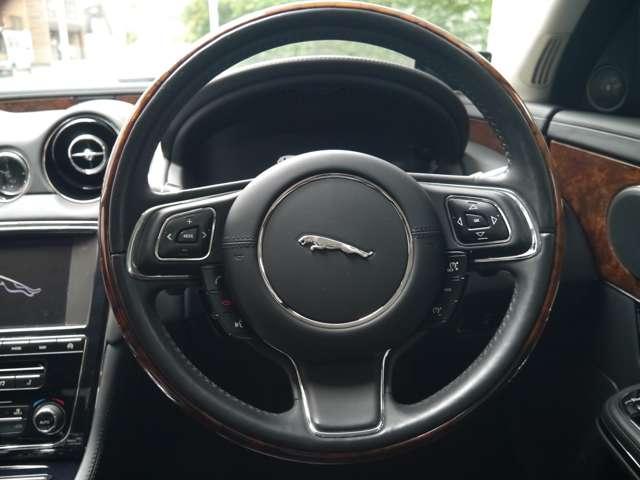 XJ XJ プレミアムラグジュアリー コンビハンドル ブラックレザーシート 電動シート インテリア20AW 純正ナビ TV シートエアコン シートヒーター ディーラー記録簿 バックカメラ アイドリングストップ クルーズコントロール(24枚目)