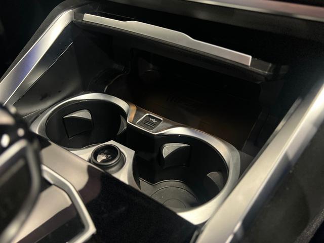 Ｂ３ リムジン　オールラッド　ＨａｒｍａｎＫａｒｄｏｎ　フルセグ　取説　記録簿　スペアキー　ドラレコ　２０ｉｎＡＷ　メタリックペイントアンビエントライト　ワイヤレスチャージング　ライブコックピット　電動フロントスポーツシート（34枚目）