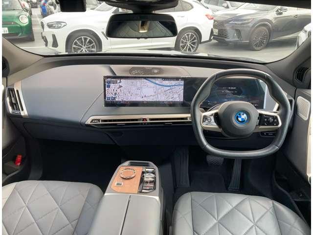 ｉＸ Ｍ６０　Ｍ６０　タイヤ新品交換　サンルーフ　２年保証付　ＥＴＣ２．０　Ｂｏｗｅｒｓ＆Ｗｉｌｋｉｎｓサウンド　スカイラウンジ　ステリングヒーター　ベンチレーションシート　シートヒーター　２２ＡＷ（3枚目）
