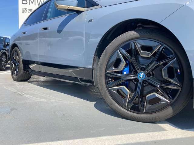 ｉＸ Ｍ６０　Ｍ６０　タイヤ新品交換　サンルーフ　２年保証付　ＥＴＣ２．０　Ｂｏｗｅｒｓ＆Ｗｉｌｋｉｎｓサウンド　スカイラウンジ　ステリングヒーター　ベンチレーションシート　シートヒーター　２２ＡＷ（11枚目）