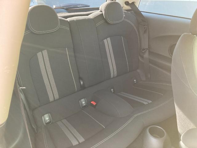 ＭＩＮＩ クーパーＳＤ　純正ナビ　バックカメラ　ペッパーＰＫＧ　　カメラ＆パーキングアシストＰＫＧ　アクティブクルーズコントロール　ＯＰ１７インチブラックアルミ　ＭＩＮＩ　Ｙｏｕｒｓインテリアスタイル　認定中古車（12枚目）