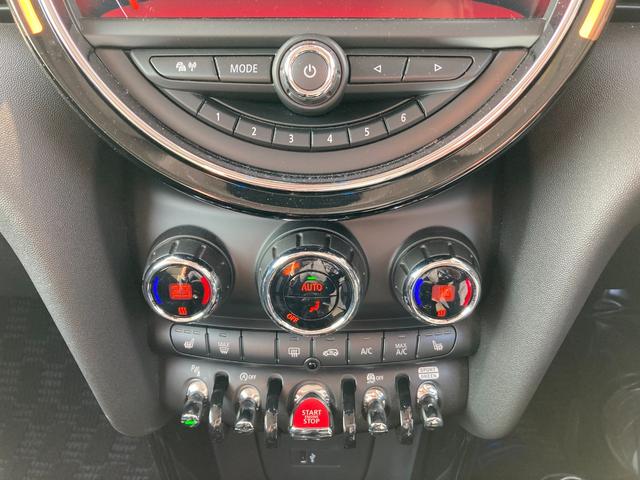 ＭＩＮＩ クーパーＳＤ　純正ナビ　バックカメラ　ペッパーＰＫＧ　　カメラ＆パーキングアシストＰＫＧ　アクティブクルーズコントロール　ＯＰ１７インチブラックアルミ　ＭＩＮＩ　Ｙｏｕｒｓインテリアスタイル　認定中古車（20枚目）