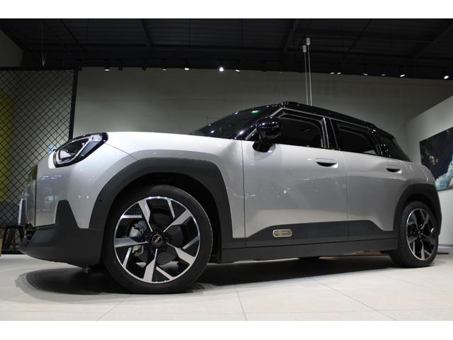 ＭＩＮＩ エースマンＥ　クラシック・トリム　正規認定中古車　弊社デモカー　１８インチアロイホイール　ステアリングヒーター　フロントシートヒーター　ヘッドアップディスプレイ　コンフォートアクセス　ハイビームアシスタント　アップルカープレイ（3枚目）