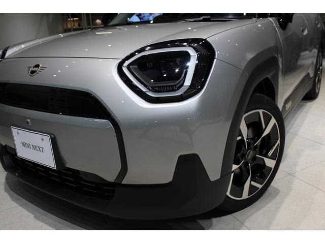 ＭＩＮＩ エースマンＥ　クラシック・トリム　正規認定中古車　弊社デモカー　１８インチアロイホイール　ステアリングヒーター　フロントシートヒーター　ヘッドアップディスプレイ　コンフォートアクセス　ハイビームアシスタント　アップルカープレイ（4枚目）