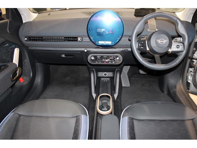 ＭＩＮＩ エースマンＥ　クラシック・トリム　正規認定中古車　弊社デモカー　１８インチアロイホイール　ステアリングヒーター　フロントシートヒーター　ヘッドアップディスプレイ　コンフォートアクセス　ハイビームアシスタント　アップルカープレイ（17枚目）
