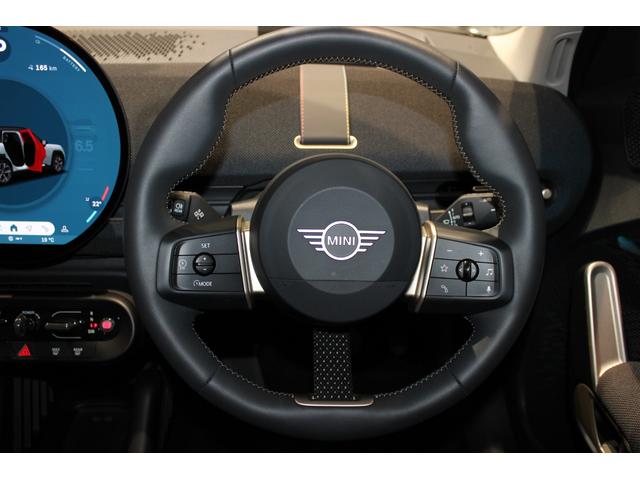 ＭＩＮＩ エースマンＥ　クラシック・トリム　正規認定中古車　弊社デモカー　１８インチアロイホイール　ステアリングヒーター　フロントシートヒーター　ヘッドアップディスプレイ　コンフォートアクセス　ハイビームアシスタント　アップルカープレイ（19枚目）