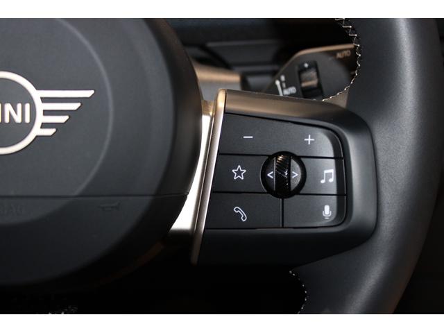 ＭＩＮＩ エースマンＥ　クラシック・トリム　正規認定中古車　弊社デモカー　１８インチアロイホイール　ステアリングヒーター　フロントシートヒーター　ヘッドアップディスプレイ　コンフォートアクセス　ハイビームアシスタント　アップルカープレイ（21枚目）