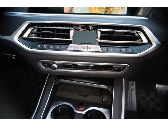 Ｘ７ ｘＤｒｉｖｅ　３５ｄ　Ｍスポーツ　リヤエンターテインメント・パノラマサンルーフ・ウェルネスＰＫＧ・保冷保温機能付カップホルダー・ｈａｒｍａｎ／ｋａｒｄｏｎサウンド・２列目コンフォートシート・　５ゾーンオートマチックエアコンディショナー（24枚目）