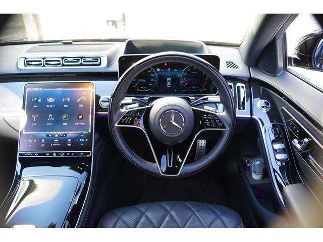 車内はナッパレザーシート・パノラミックスライディングルーフ・Ｂｕｒｍｅｓｔｅｒサウンドシステムをはじめ、様々な快適装備によりラグジュアリーな空間を演出しております。