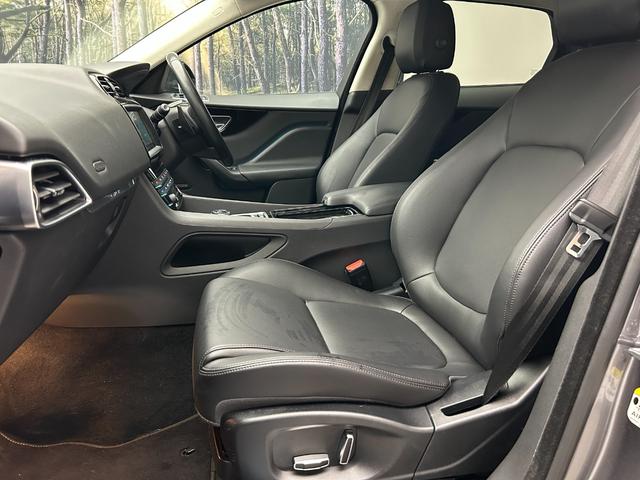 ブラックレザーメモリー付きパワーシート＆ヒーター！