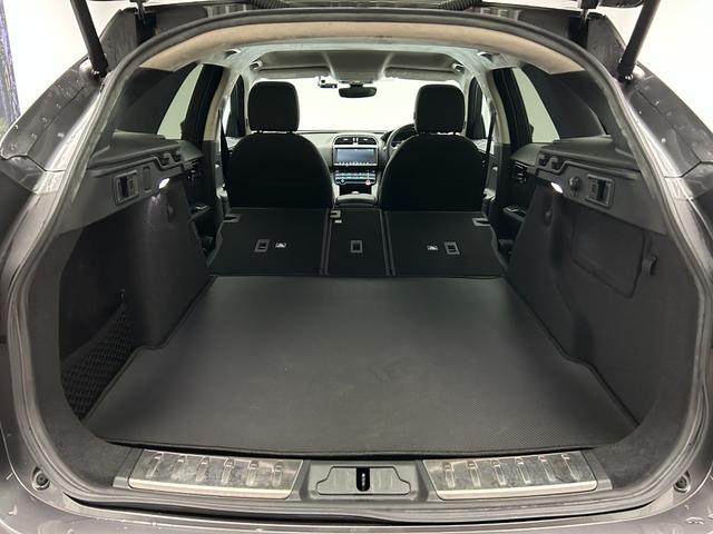 後席の背もたれは４０：２０：４０の分割可倒式！