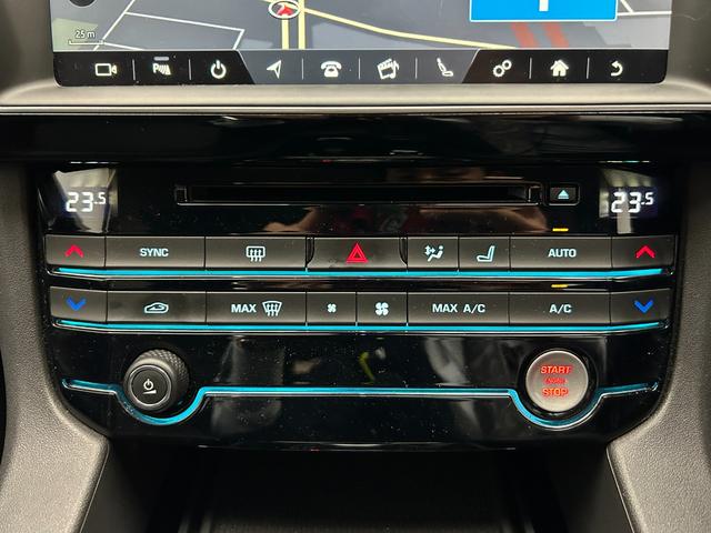 使いやすく、いかにも上質で隙のないジャガー流儀の仕上がりのコントロールスイッチパネル！