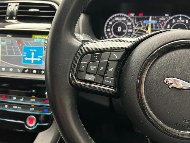 ステアリングから手を離さずに各種操作が可能です。