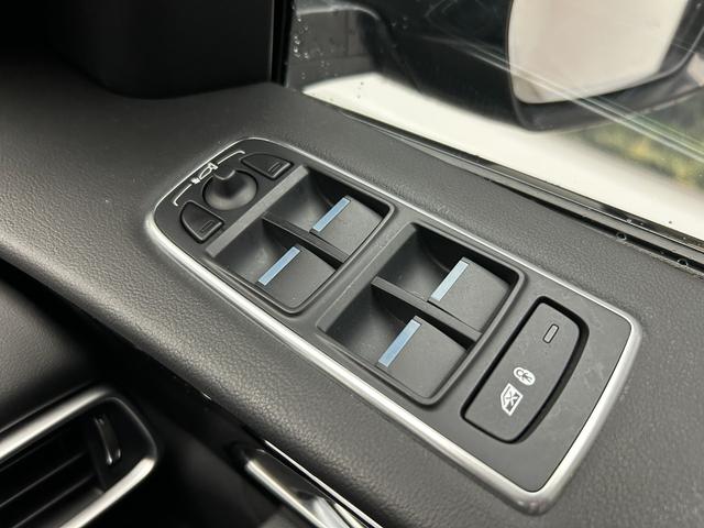 パワーウィンドウスイッチもシンプルで扱いやすくなってます