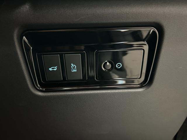 各種スイッチが並んでおり操作しやすい配列となっております