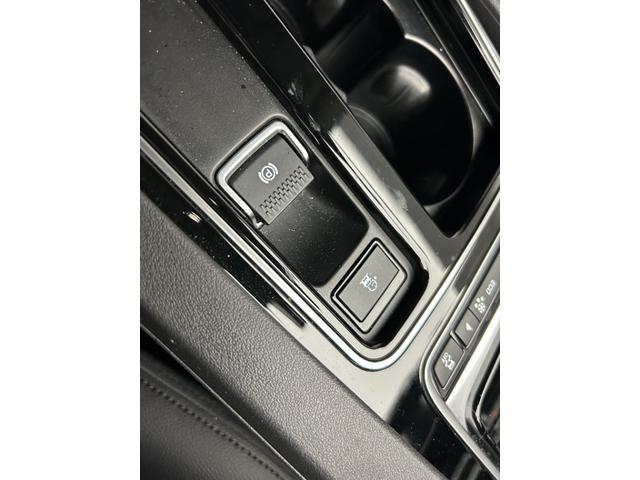 電動パーキングブレーキなので安心して停止できます