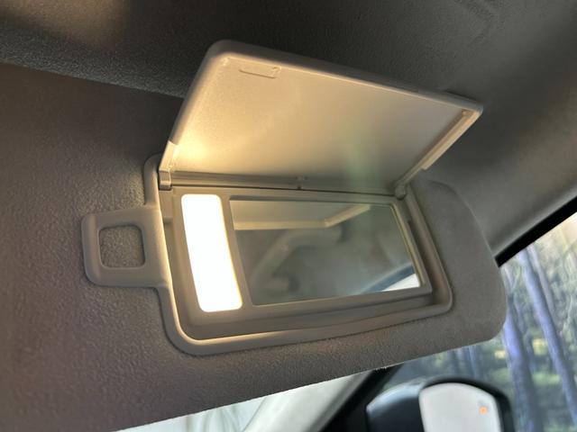 女性にとって嬉しいバニティーミラー付きです