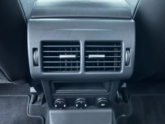後ろの席にもエアコン吹き出し口があるので快適に座れます
