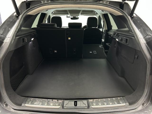 リアシートを倒すと広大なスペースが現れます。