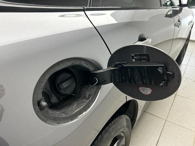 右側にヒューエルカバー付いてます