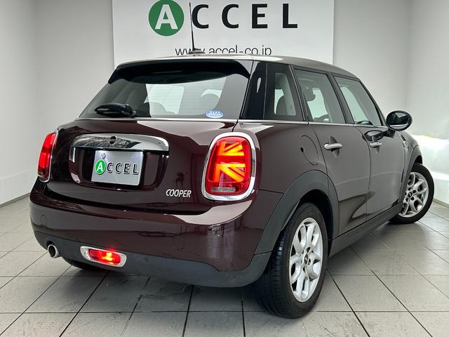 MINI クーパー バーガンディー エディション 限定車 インテリジェントS アクティブクルーズ 純正ナビ バックカメラ ユニオンジャックテール LEDヘッドライト 純正16アルミ シルバールーフ&シルバーミラーkバー 専用ディスプレイリング 後期型(2枚目)