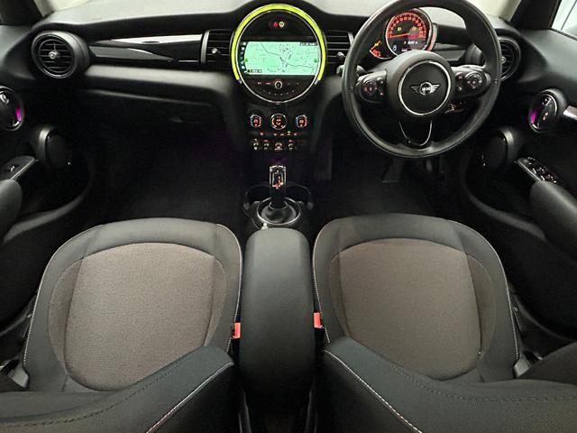 MINI クーパー バーガンディー エディション 限定車 インテリジェントS アクティブクルーズ 純正ナビ バックカメラ ユニオンジャックテール LEDヘッドライト 純正16アルミ シルバールーフ&シルバーミラーkバー 専用ディスプレイリング 後期型(3枚目)