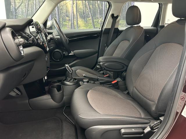 MINI クーパー バーガンディー エディション 限定車 インテリジェントS アクティブクルーズ 純正ナビ バックカメラ ユニオンジャックテール LEDヘッドライト 純正16アルミ シルバールーフ&シルバーミラーkバー 専用ディスプレイリング 後期型(5枚目)