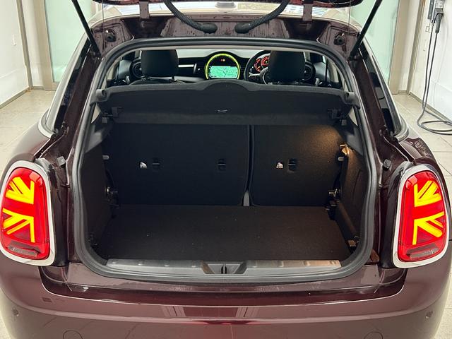 MINI クーパー バーガンディー エディション 限定車 インテリジェントS アクティブクルーズ 純正ナビ バックカメラ ユニオンジャックテール LEDヘッドライト 純正16アルミ シルバールーフ&シルバーミラーkバー 専用ディスプレイリング 後期型(7枚目)