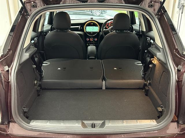 MINI クーパー バーガンディー エディション 限定車 インテリジェントS アクティブクルーズ 純正ナビ バックカメラ ユニオンジャックテール LEDヘッドライト 純正16アルミ シルバールーフ&シルバーミラーkバー 専用ディスプレイリング 後期型(8枚目)