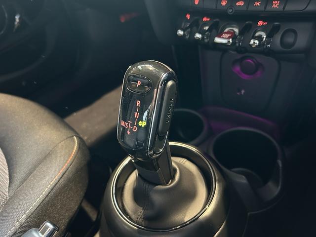 MINI クーパー バーガンディー エディション 限定車 インテリジェントS アクティブクルーズ 純正ナビ バックカメラ ユニオンジャックテール LEDヘッドライト 純正16アルミ シルバールーフ&シルバーミラーkバー 専用ディスプレイリング 後期型(11枚目)