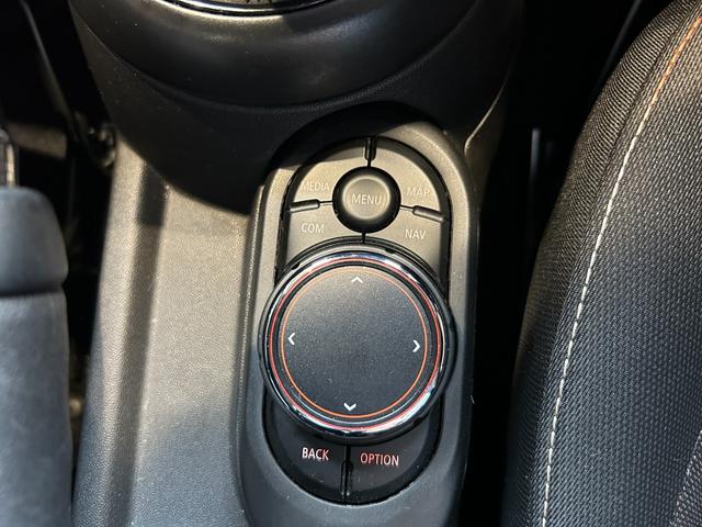 MINI クーパー バーガンディー エディション 限定車 インテリジェントS アクティブクルーズ 純正ナビ バックカメラ ユニオンジャックテール LEDヘッドライト 純正16アルミ シルバールーフ&シルバーミラーkバー 専用ディスプレイリング 後期型(15枚目)