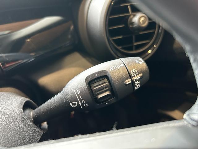 MINI クーパー バーガンディー エディション 限定車 インテリジェントS アクティブクルーズ 純正ナビ バックカメラ ユニオンジャックテール LEDヘッドライト 純正16アルミ シルバールーフ&シルバーミラーkバー 専用ディスプレイリング 後期型(27枚目)
